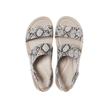 Load image into Gallery viewer, Giày đế xuồng Nữ Crocs Brooklyn
